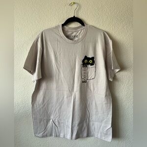 Hot Topic Beige T-Shirt with Black Cat in Pocket Graphic